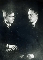 Componist Dmitri Shostakovich met de regisseur en producent Vsevelod Meyerhold, ca. 1930